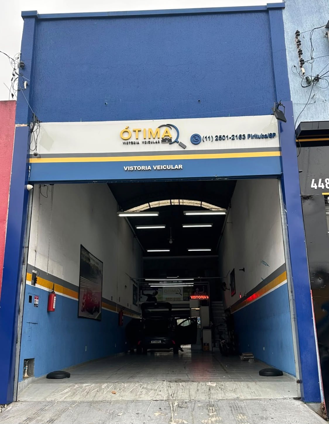 Profissional conferindo checklist de vistoria veicular em um veículo